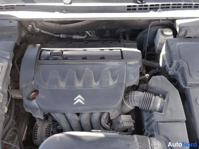 Punainen Citroen C5 2005, moottoritila, kuva 17