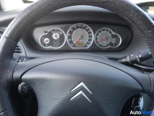 Punainen Citroen C5 2005, yksityiskohta, kuva 24