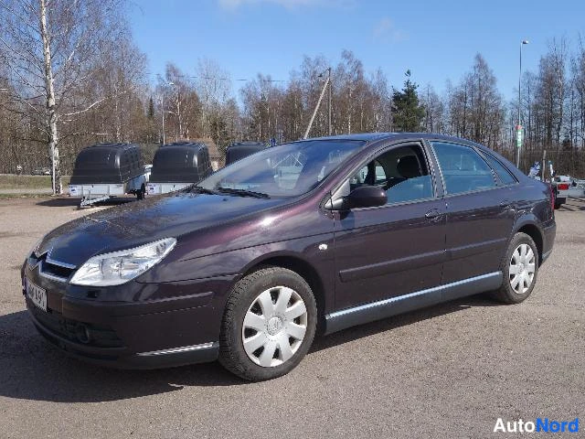 Punainen Citroen C5 2005, etuviisto, keula vasemmalle, kuva 3