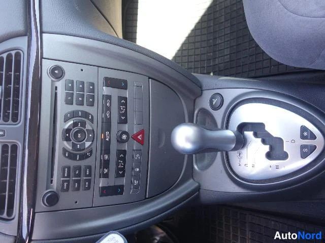 Punainen Citroen C5 2005, yksityiskohta, kuva 27