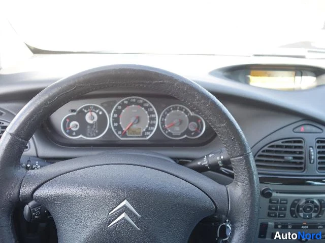 Punainen Citroen C5 2005, ohjaamo, kuva 15
