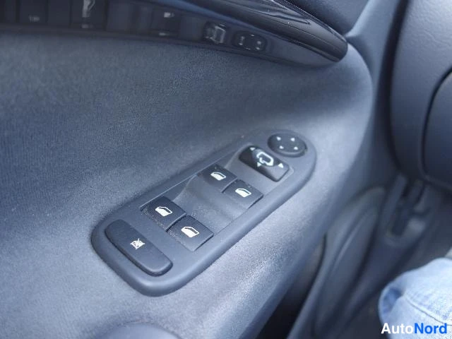 Punainen Citroen C5 2005, yksityiskohta, kuva 28