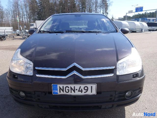 Punainen Citroen C5 2005, edestä, kuva 5