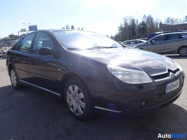 Punainen Citroen C5 2005, etuviisto, keula oikealle, kuva 4