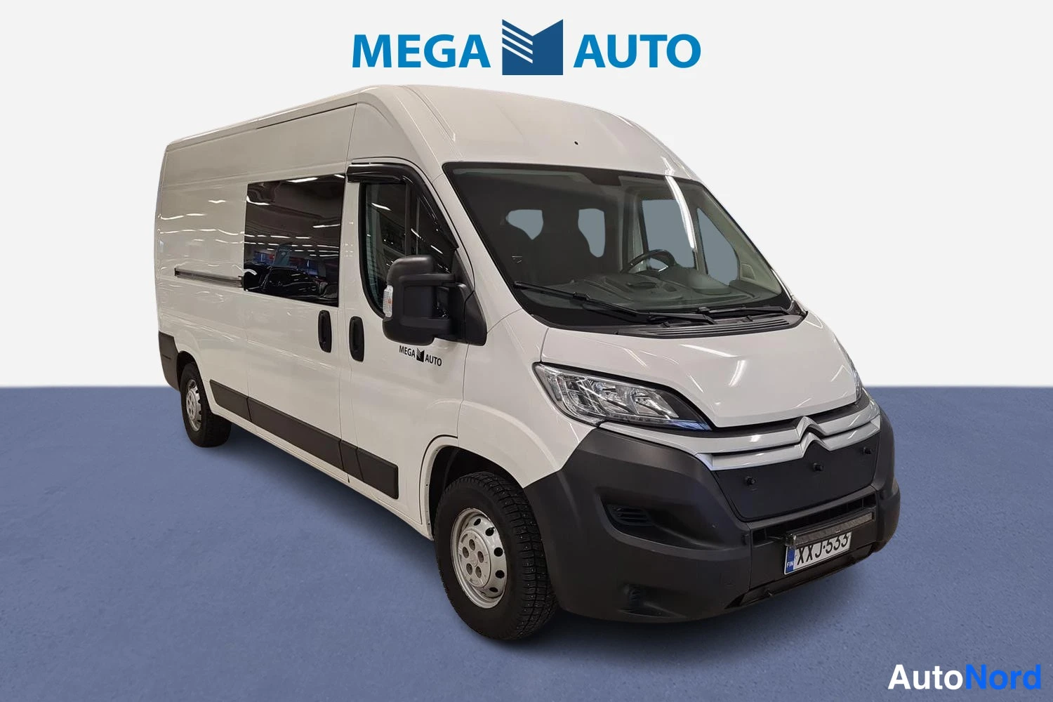 Valkoinen Citroen Jumper 2021, etuviisto, keula oikealle, kuva 2