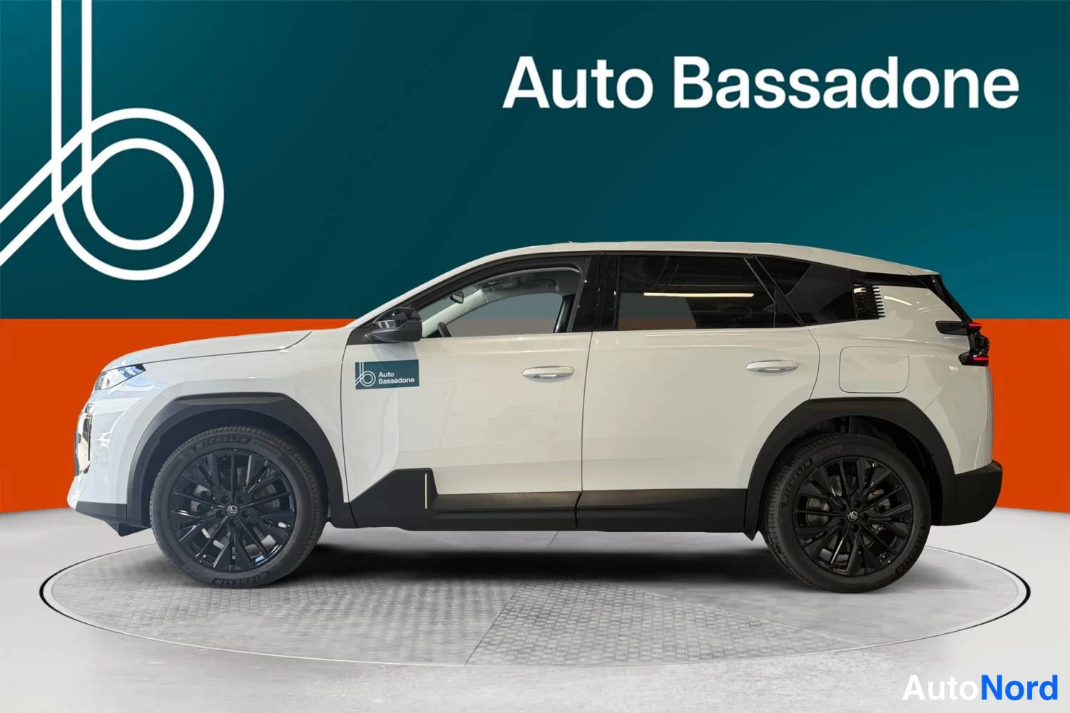Valkoinen Citroen c5 aircross 2026, sivulta, kuva 5