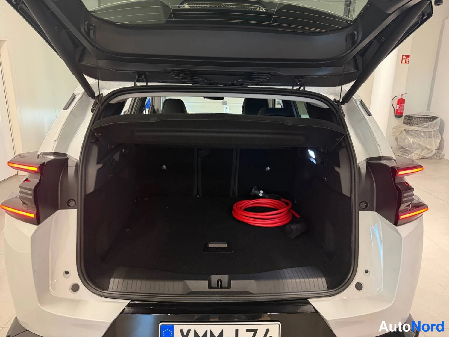 Valkoinen Citroen c5 aircross 2026, takaa, kuva 9