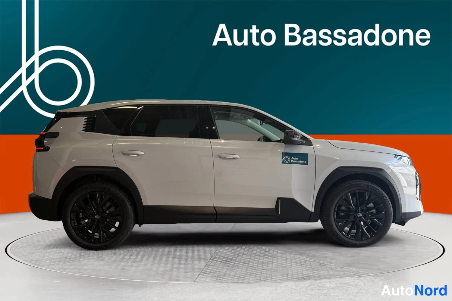 Valkoinen Citroen c5 aircross 2026, sivulta, kuva 4