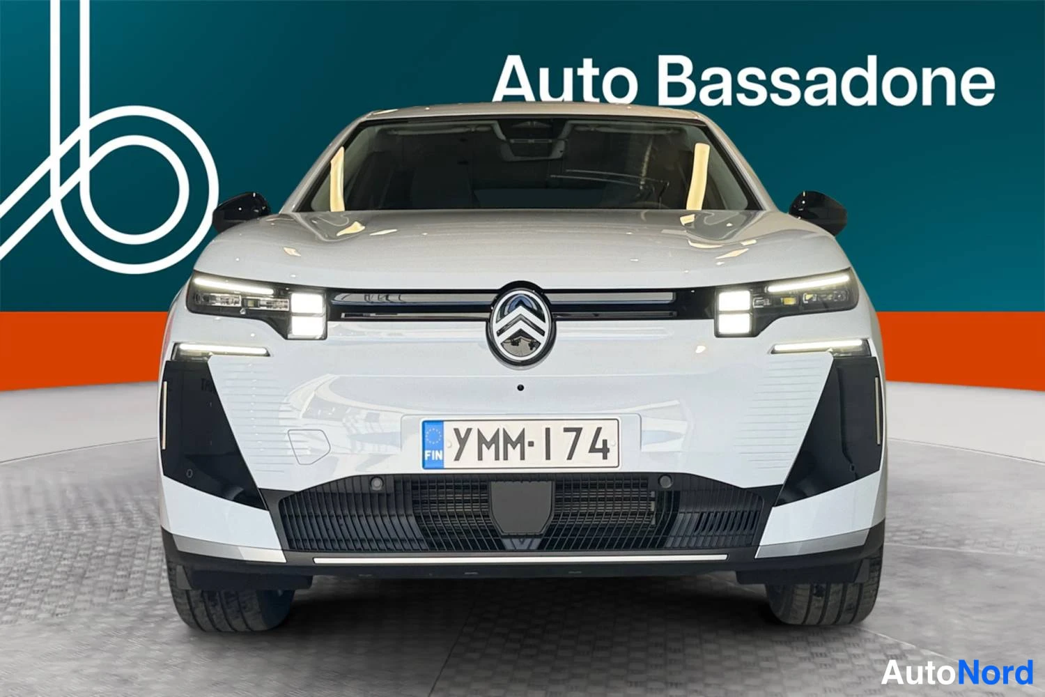 Valkoinen Citroen c5 aircross 2026, edestä, kuva 3