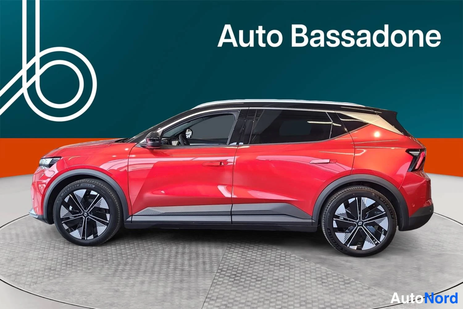 Röd Renault Scenic E-Tech electric 2026, snett framifrån, fronten åt vänster, bild 2