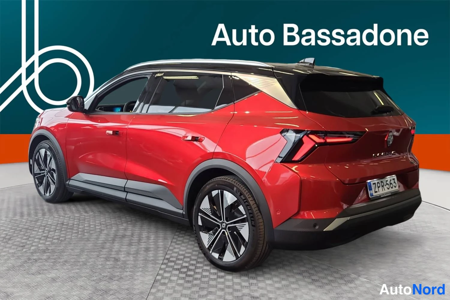 Röd Renault Scenic E-Tech electric 2026, snett bakifrån, bild 6
