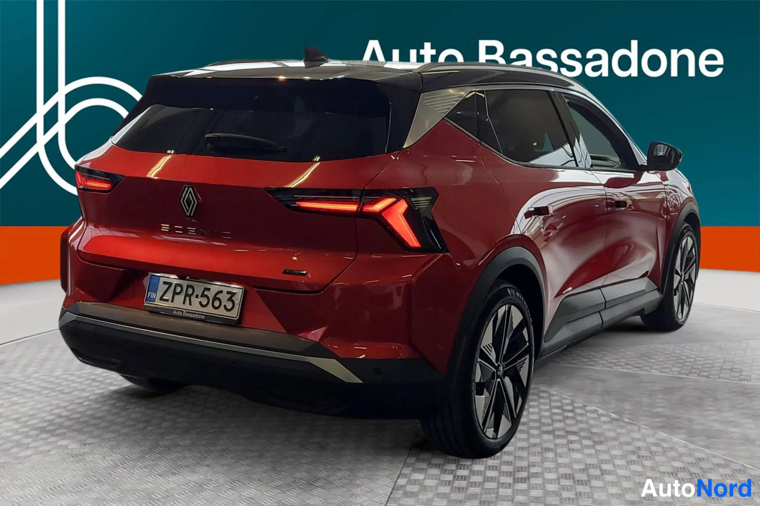 Röd Renault Scenic E-Tech electric 2026, snett bakifrån, bild 7