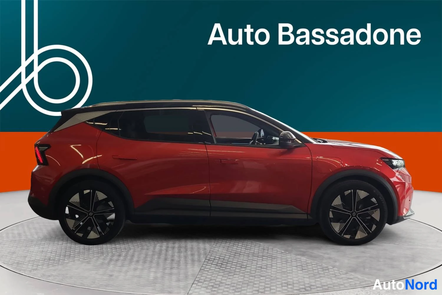 Röd Renault Scenic E-Tech electric 2026, från sidan, bild 5