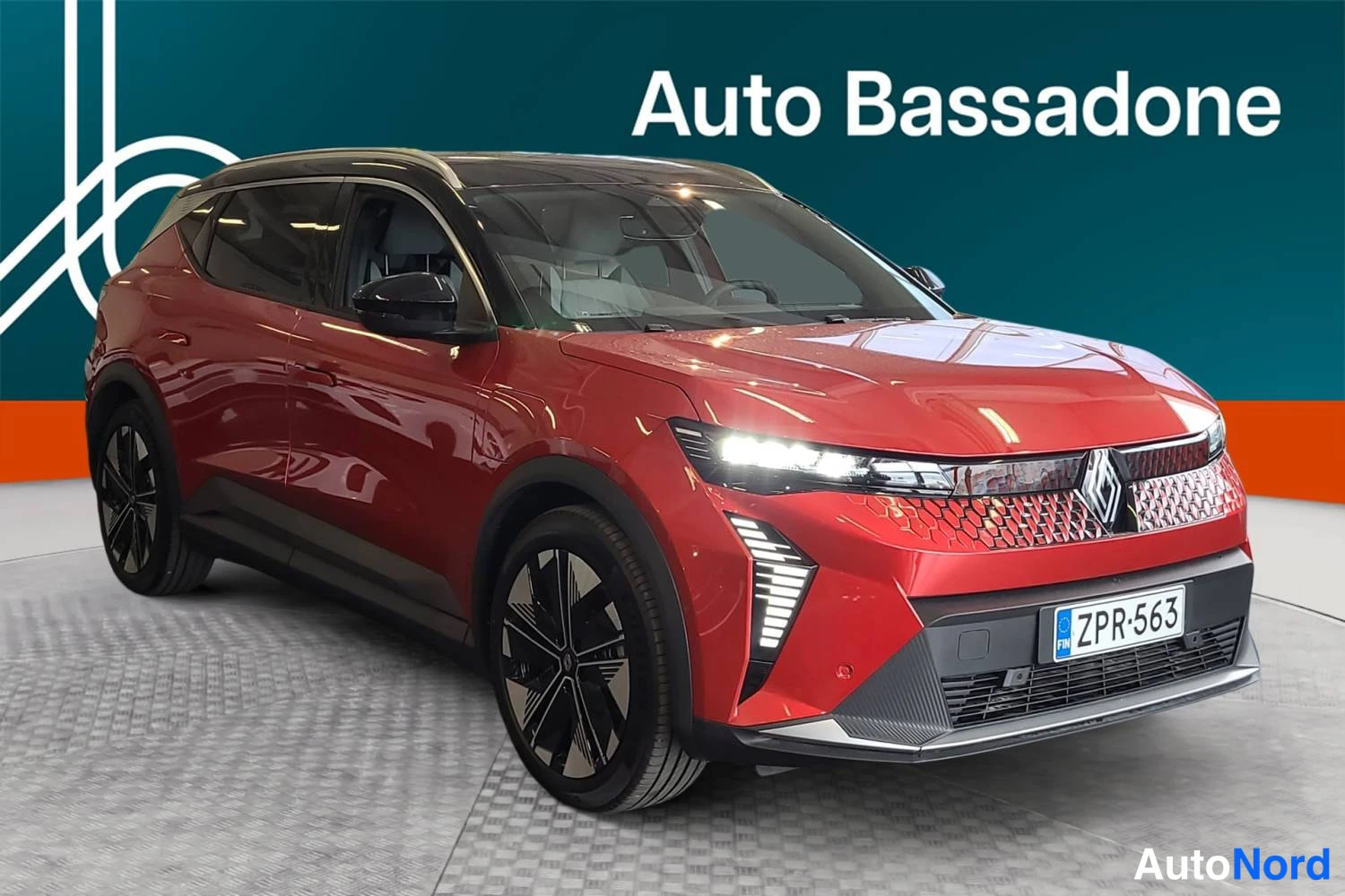 Röd Renault Scenic E-Tech electric 2026, snett framifrån, fronten åt höger, bild 3