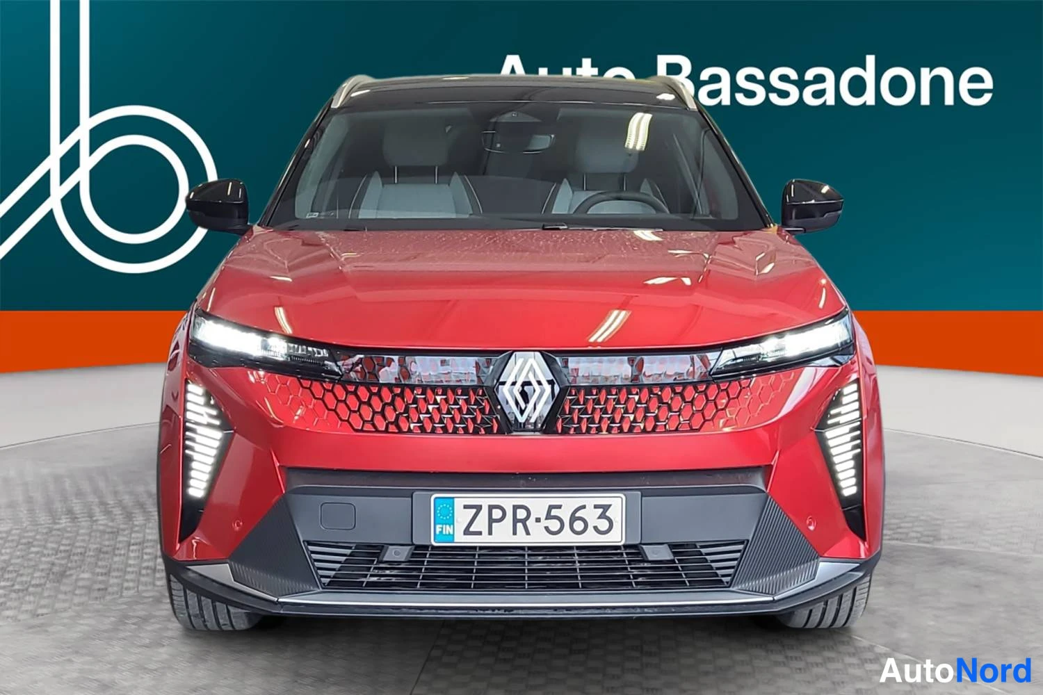 Röd Renault Scenic E-Tech electric 2026, framifrån, bild 4