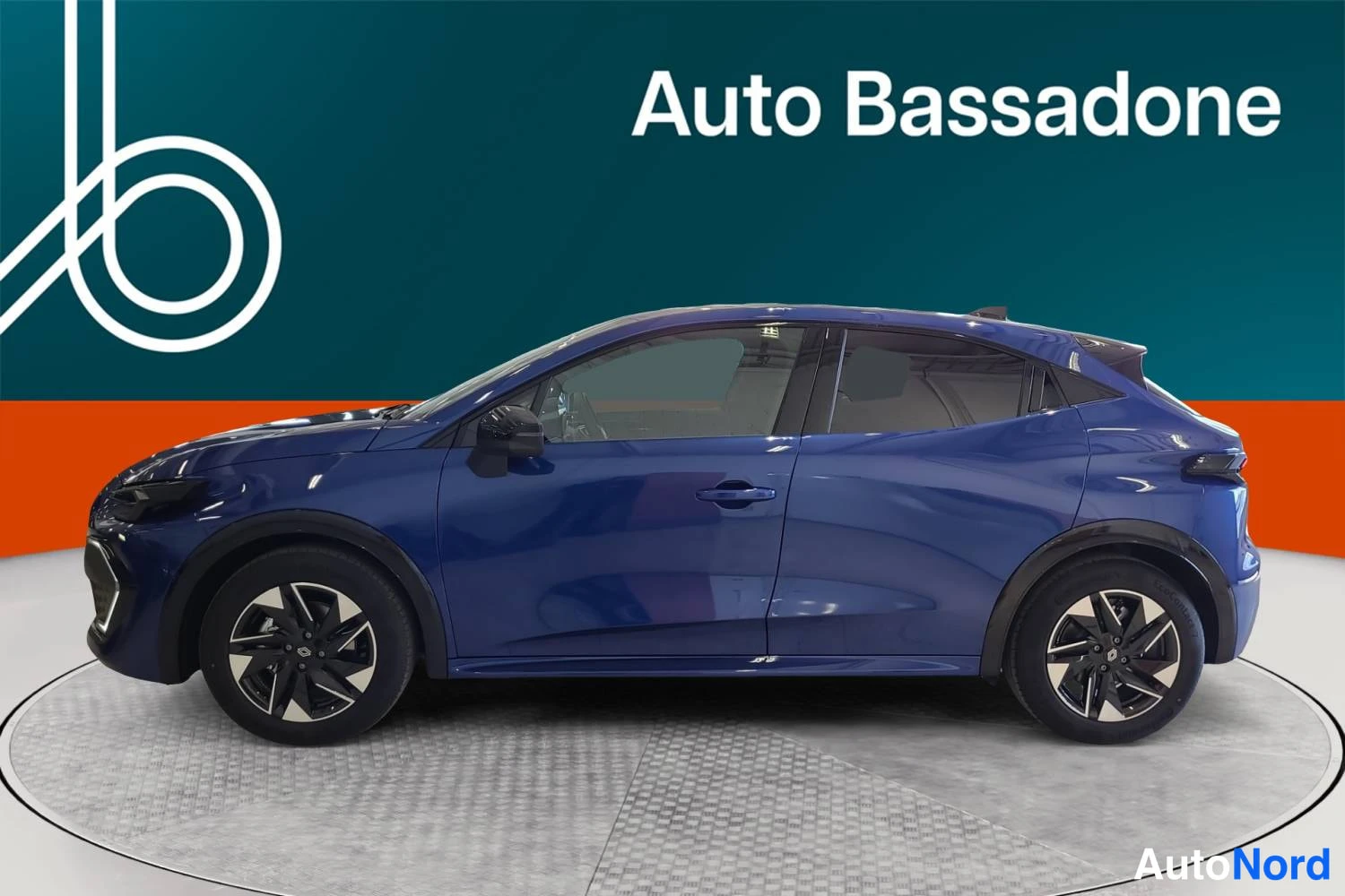 Sininen Renault Clio 2026, sivulta, kuva 4