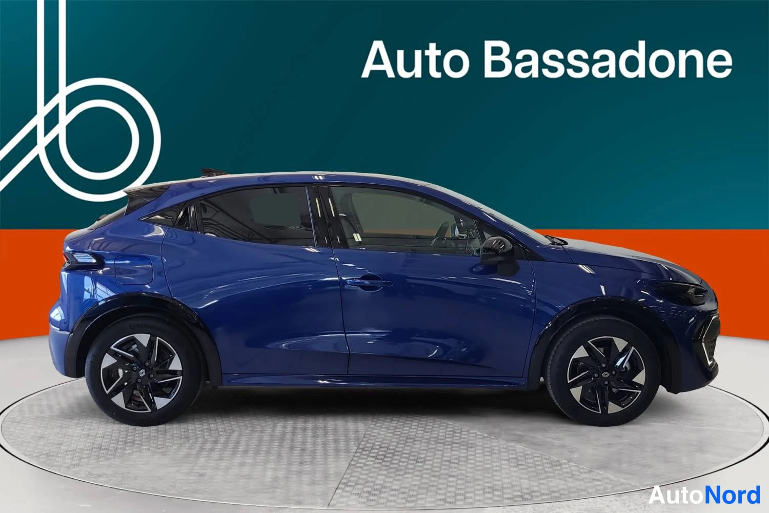 Sininen Renault Clio 2026, sivulta, kuva 5
