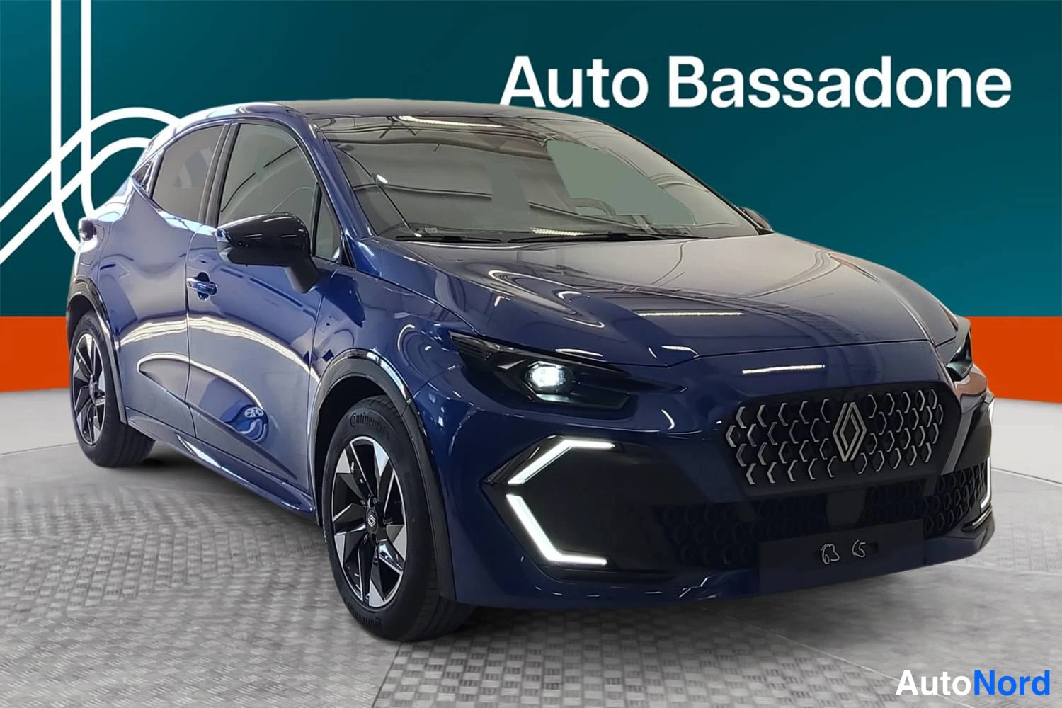 Sininen Renault Clio 2026, etuviisto, keula oikealle, kuva 2