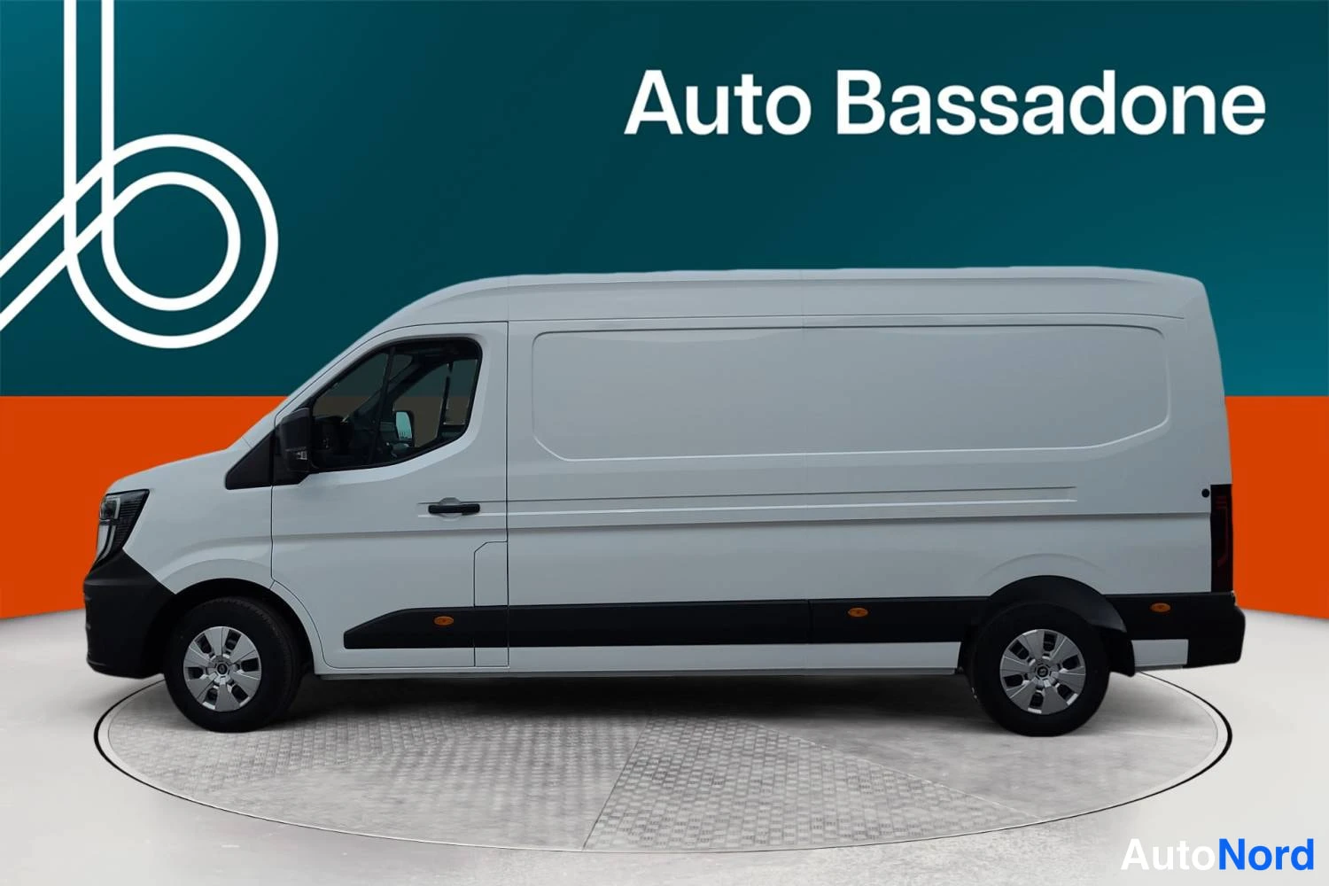 Valkoinen Renault Master 2026, sivulta, kuva 4