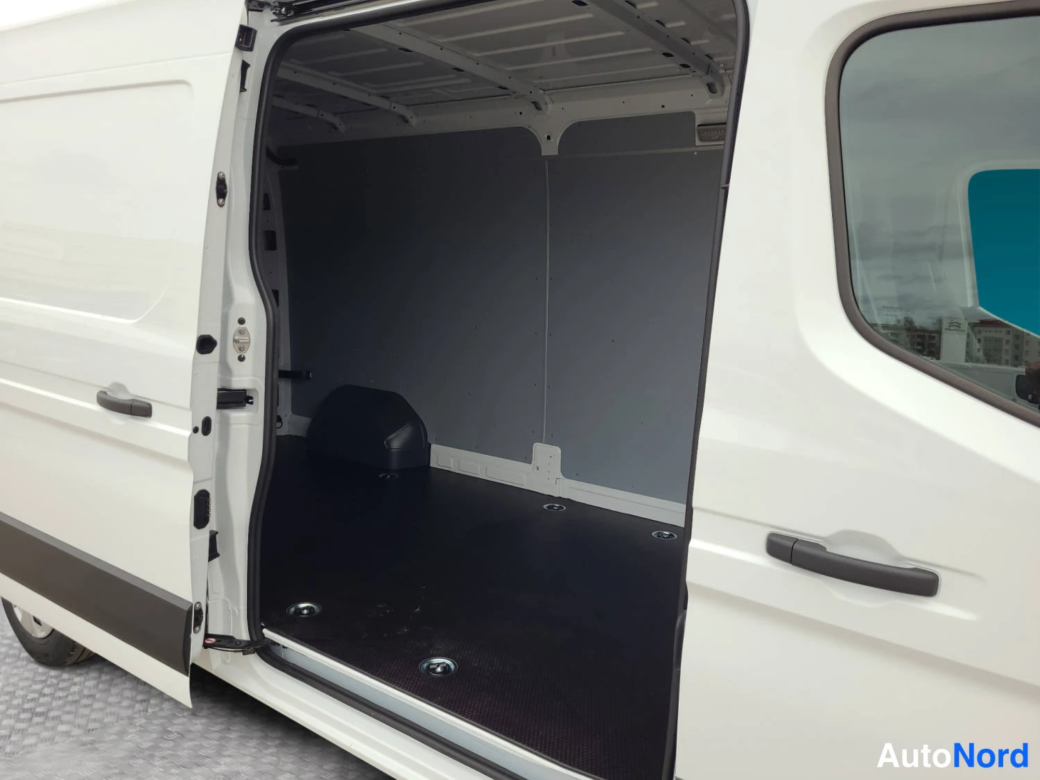 Valkoinen Renault Master 2026, kuva 15