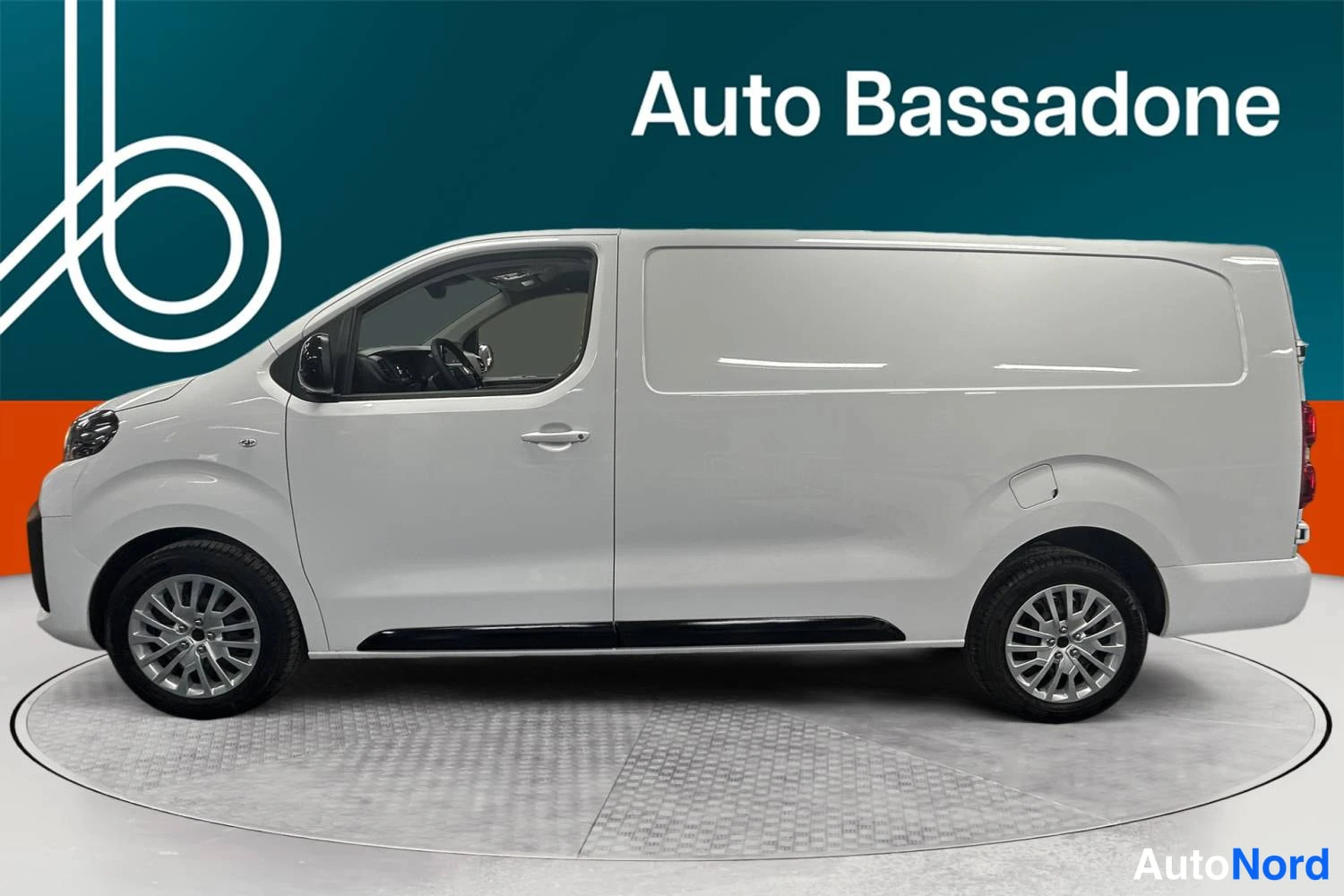 Valkoinen Peugeot Expert 2025, sivulta, kuva 4