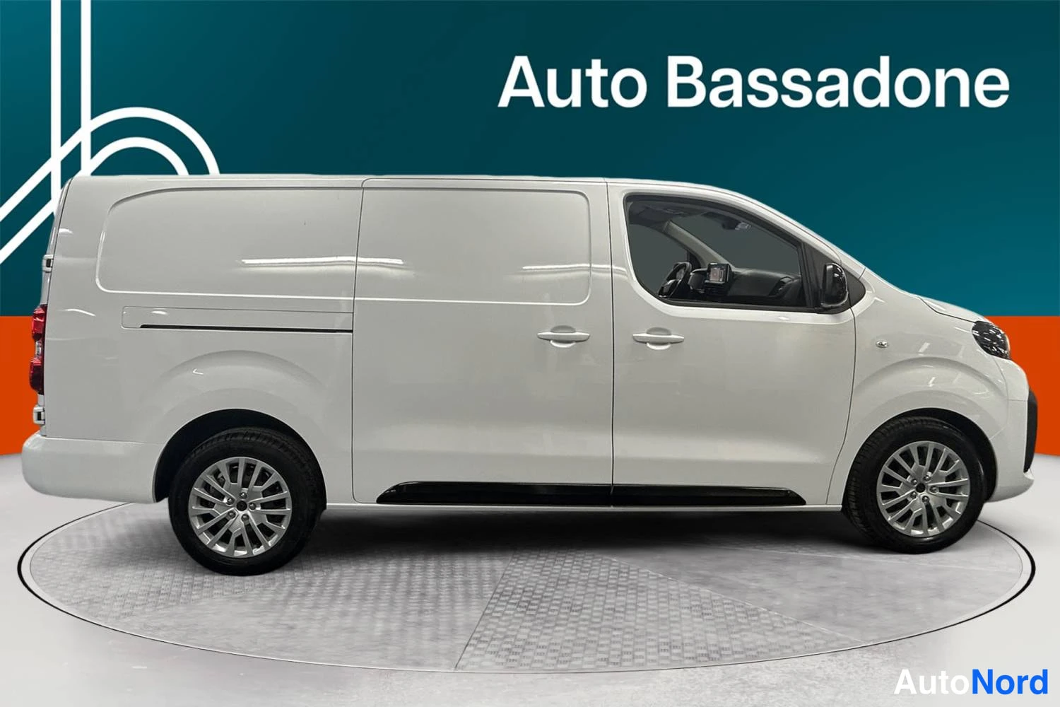 Valkoinen Peugeot Expert 2025, sivulta, kuva 5