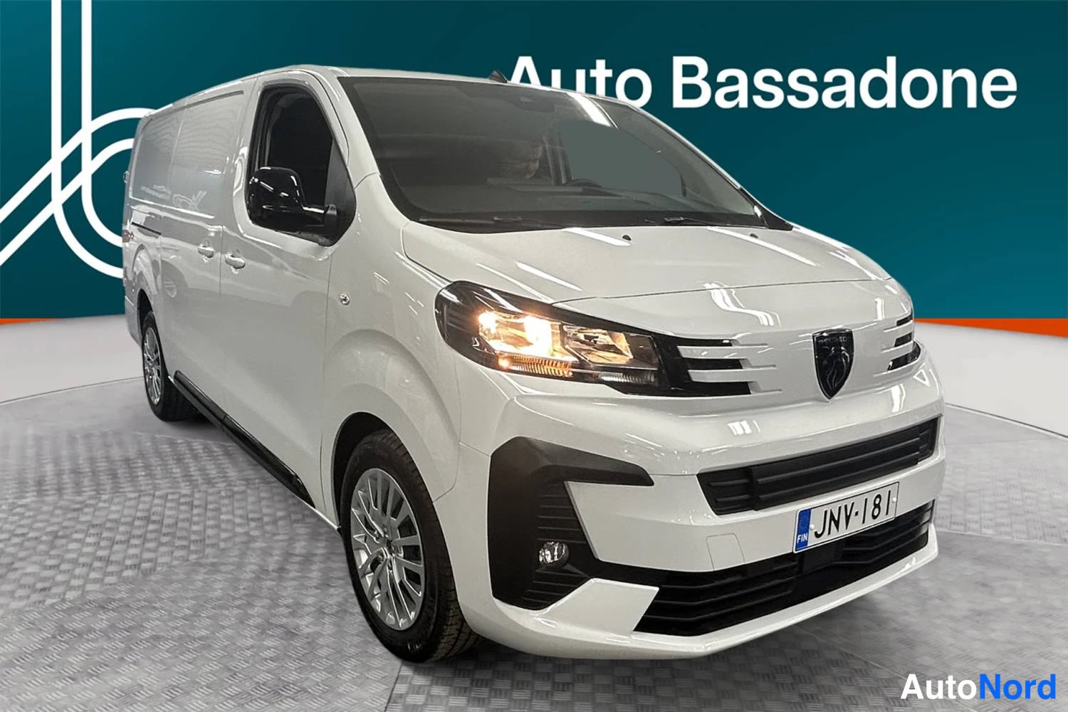 Valkoinen Peugeot Expert 2025, etuviisto, keula oikealle, kuva 2