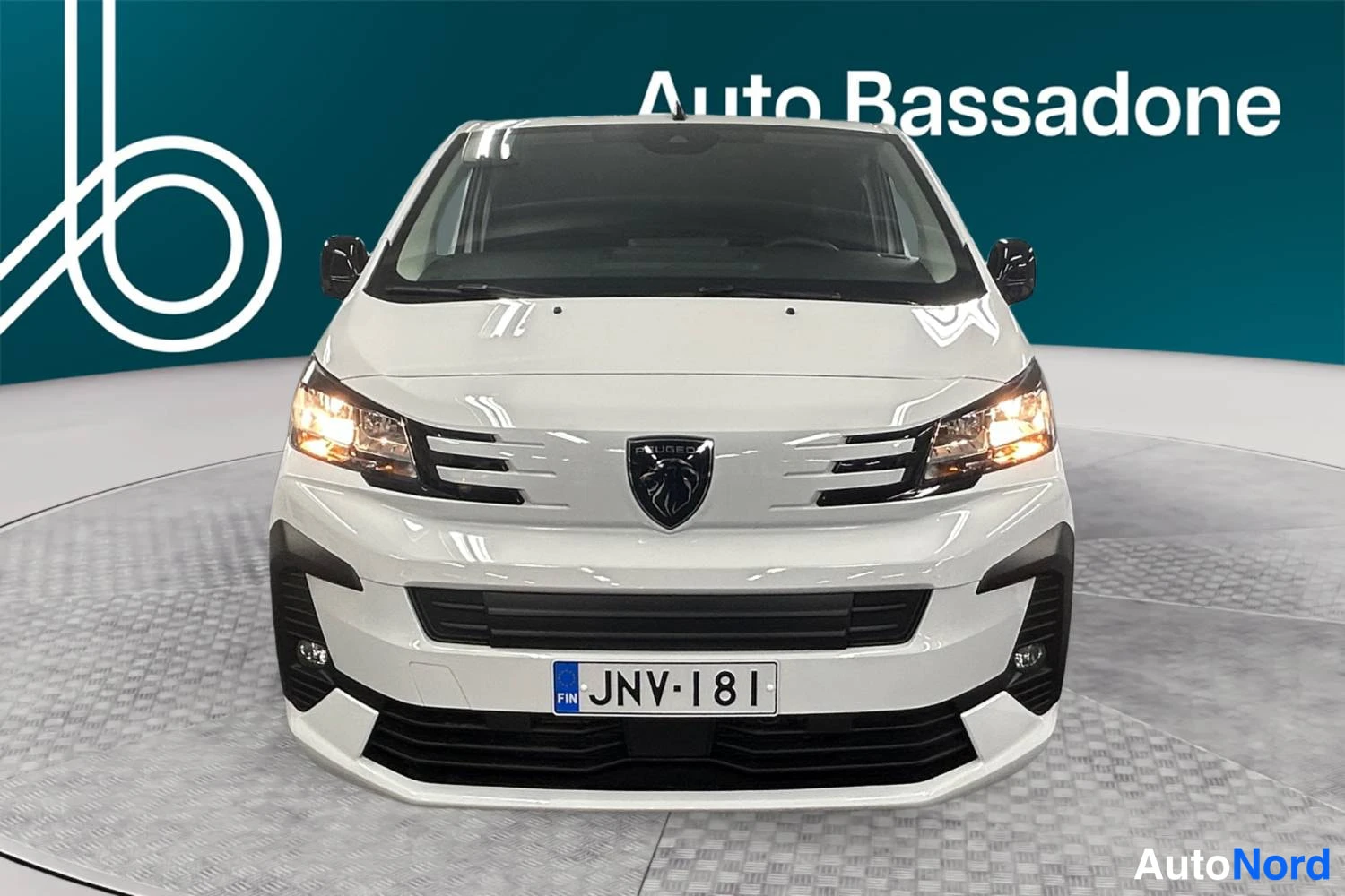 Valkoinen Peugeot Expert 2025, edestä, kuva 3