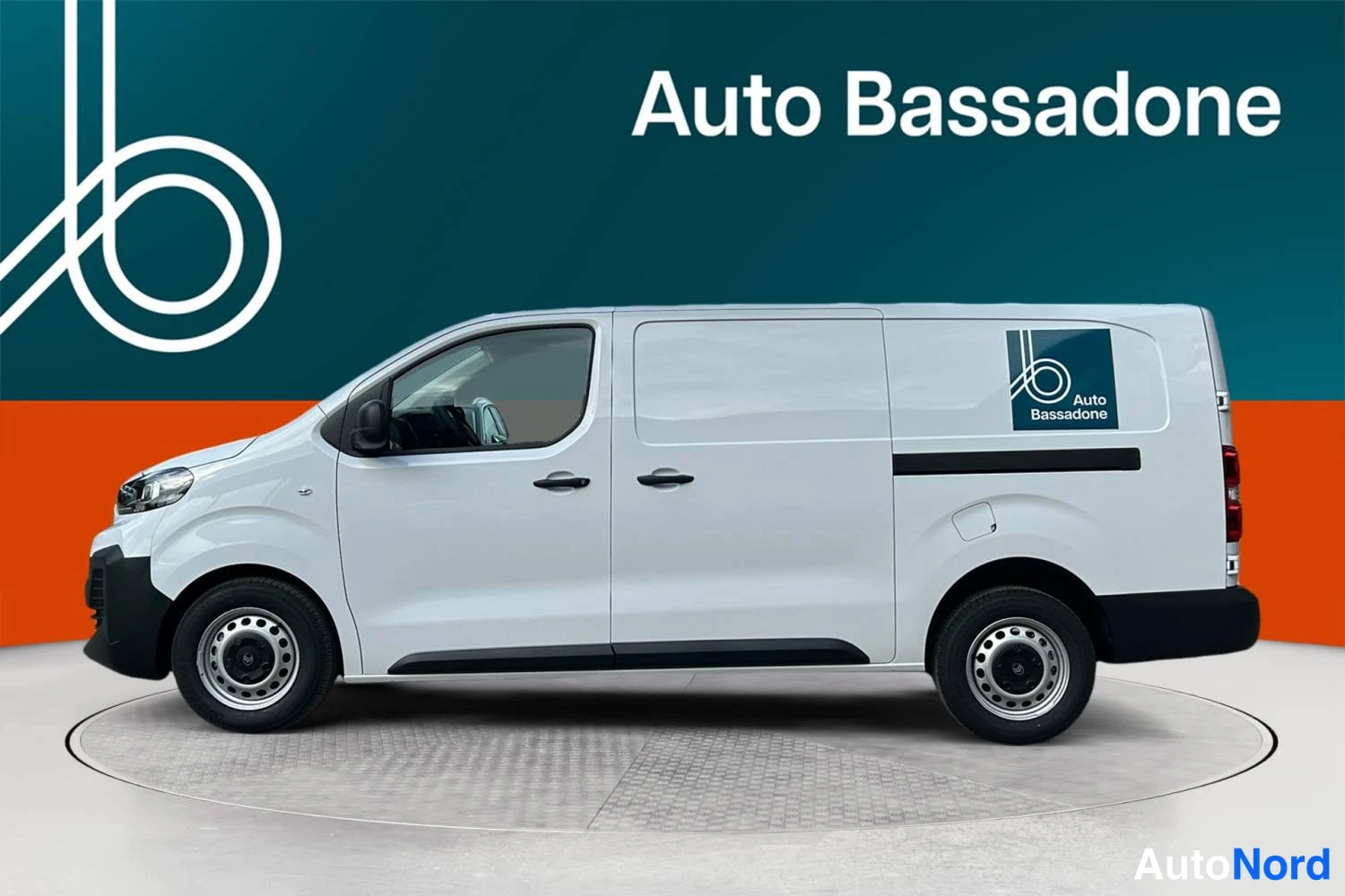 Valkoinen Citroen Jumpy 2026, etuviisto, keula vasemmalle, kuva 2
