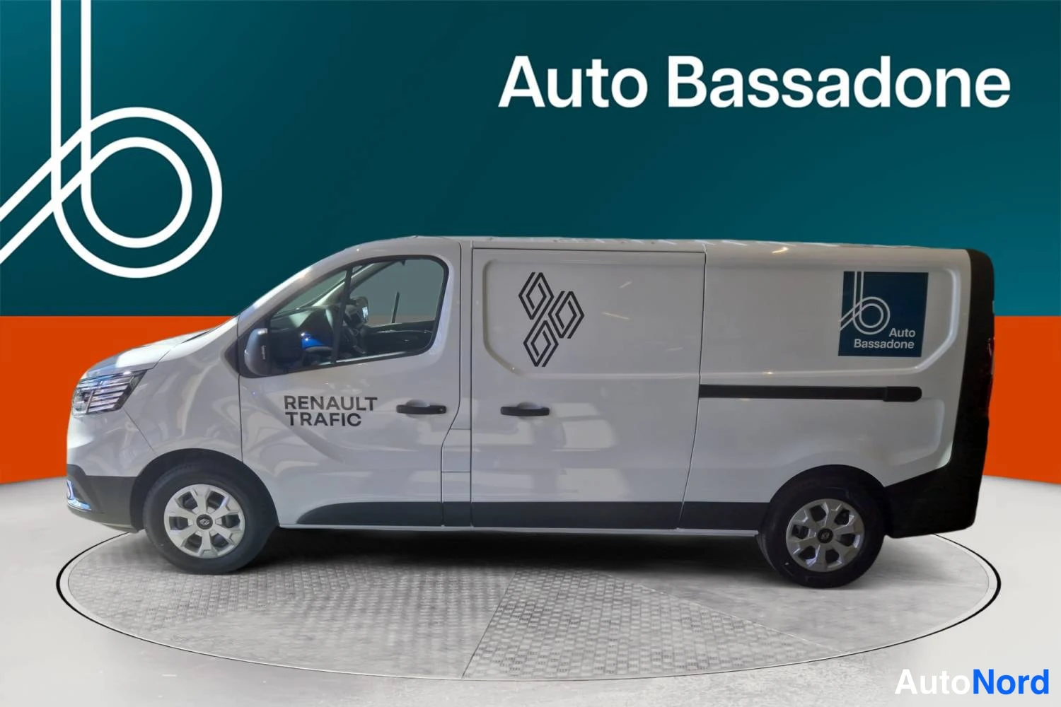 Valkoinen Renault Trafic 2026, etuviisto, keula vasemmalle, kuva 2