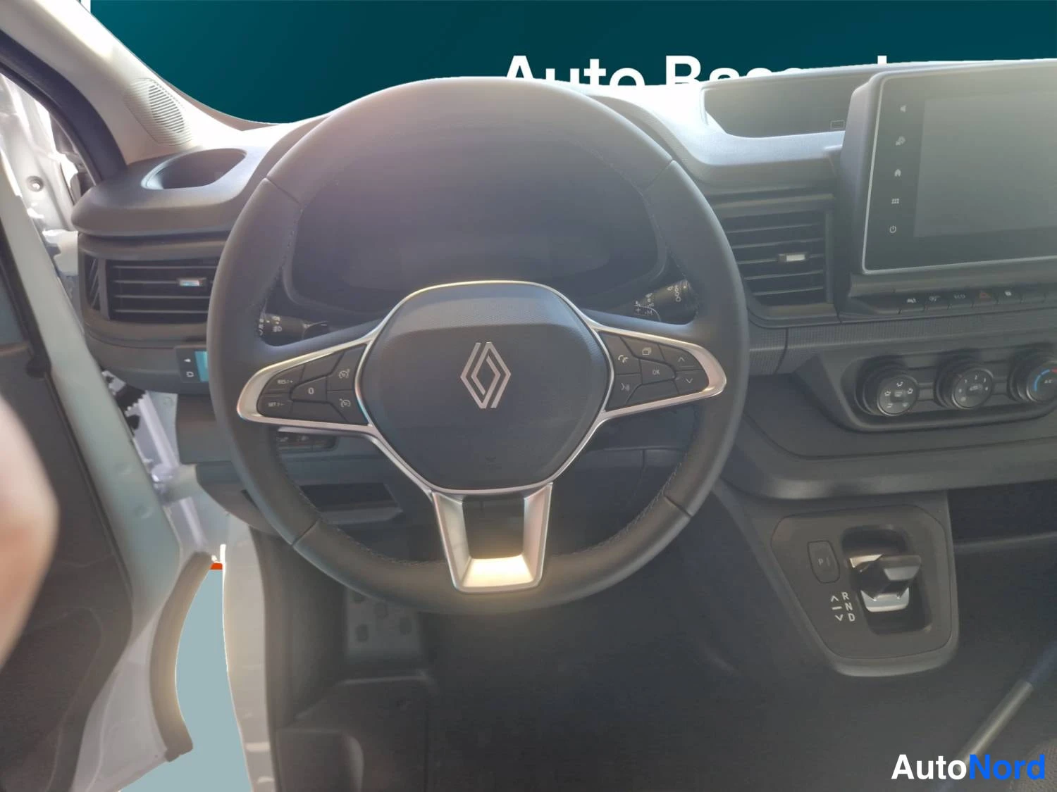 Valkoinen Renault Trafic 2026, kuva 17
