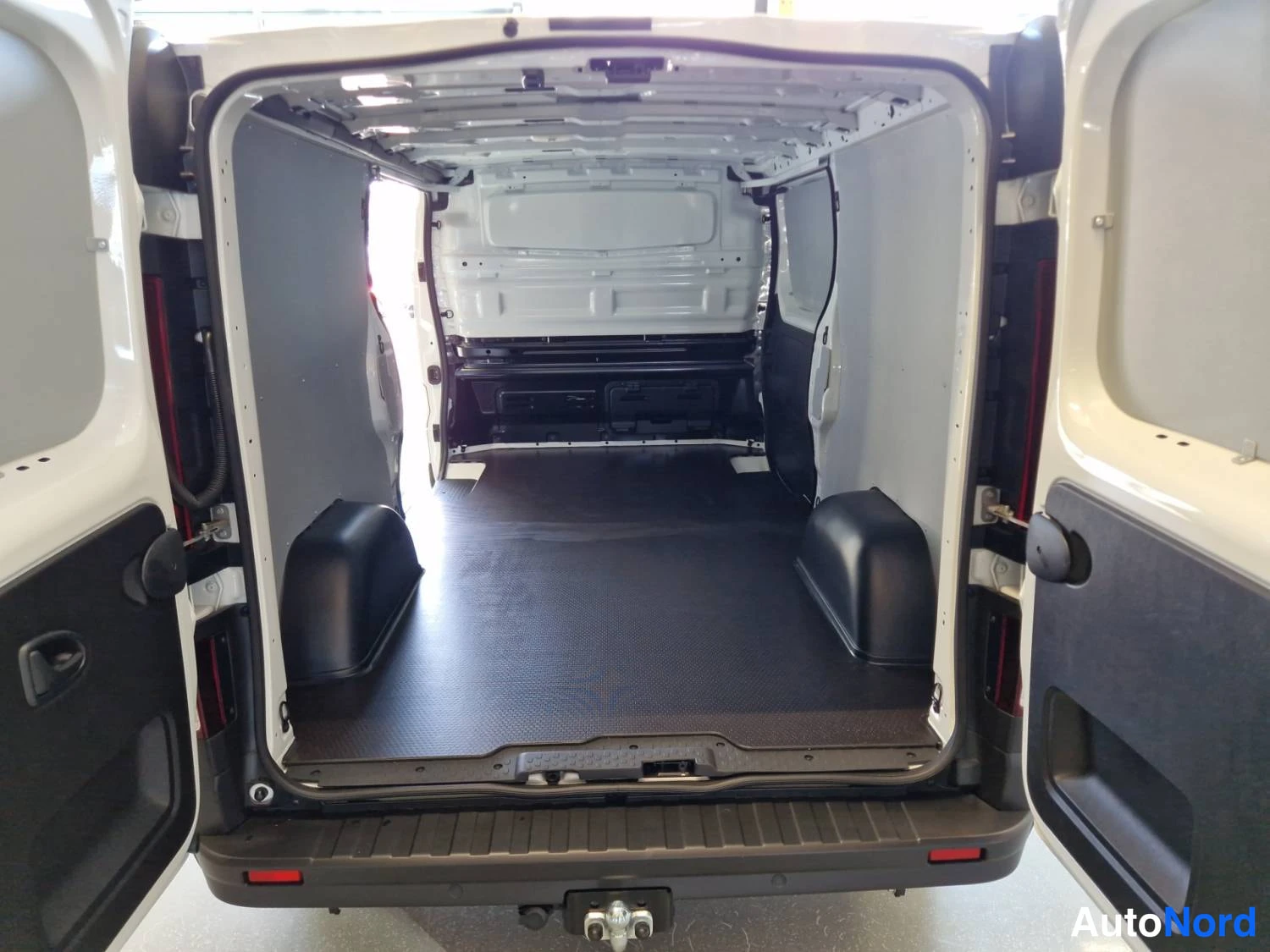 Valkoinen Renault Trafic 2026, takaa, kuva 8