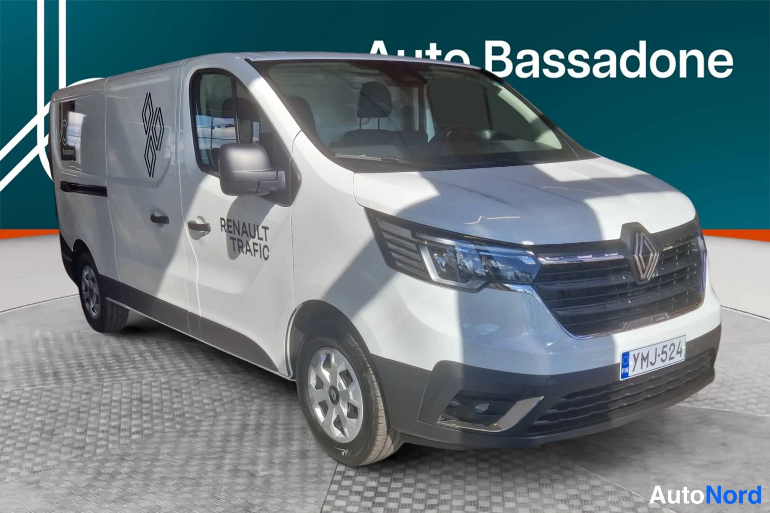 Valkoinen Renault Trafic 2026, etuviisto, keula oikealle, kuva 3