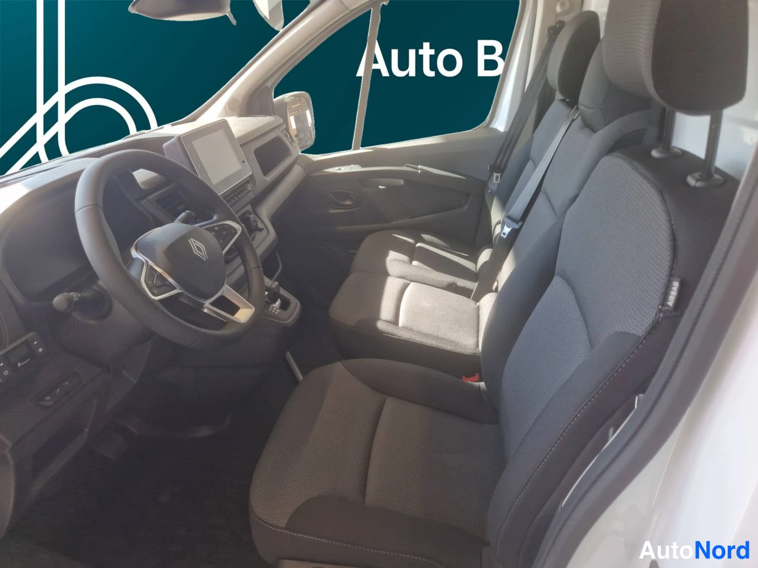 Valkoinen Renault Trafic 2026, kuva 9