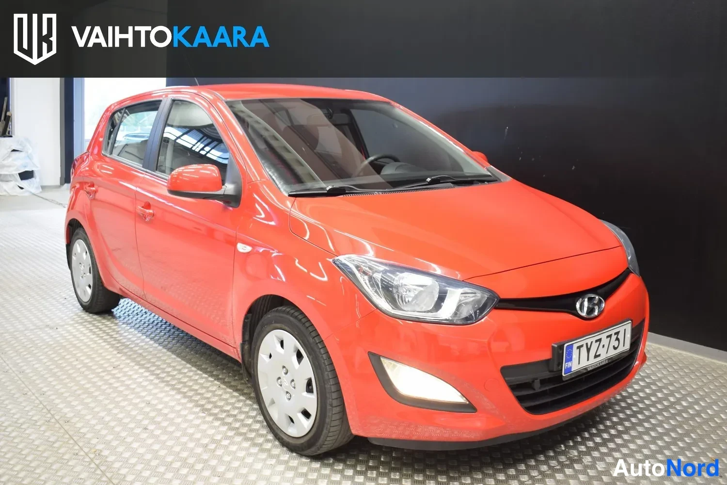 Punainen Hyundai i20 2013, etuviisto, keula oikealle, kuva 3