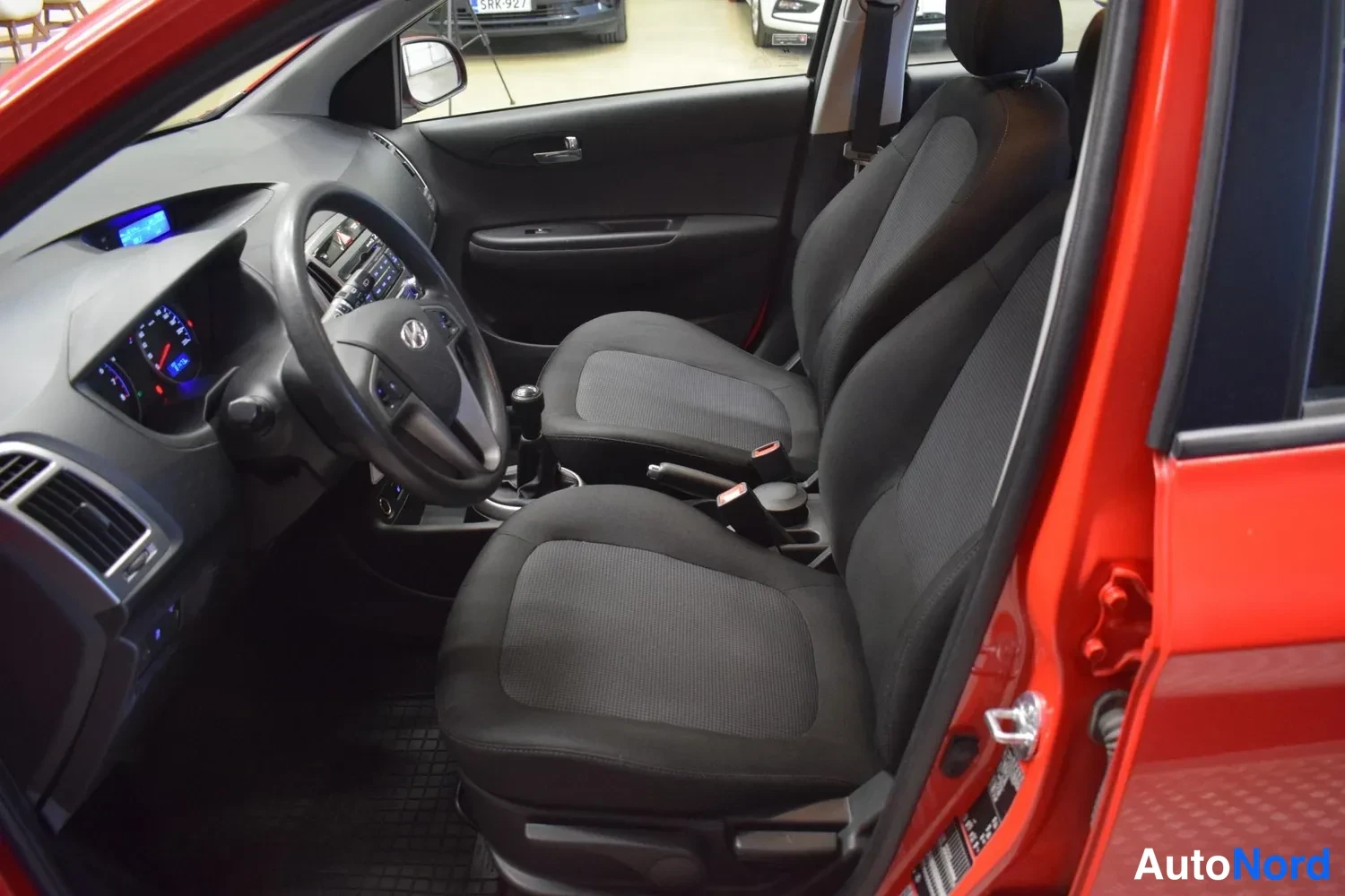 Punainen Hyundai i20 2013, etuistuimet, kuva 10
