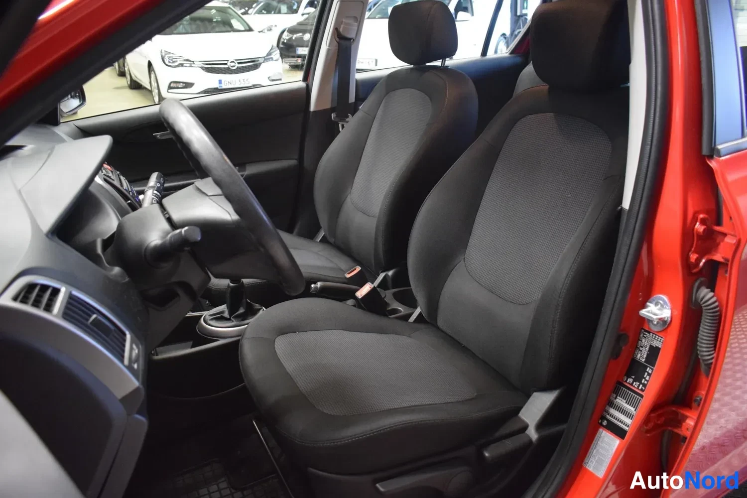 Punainen Hyundai i20 2013, etuistuimet, kuva 11