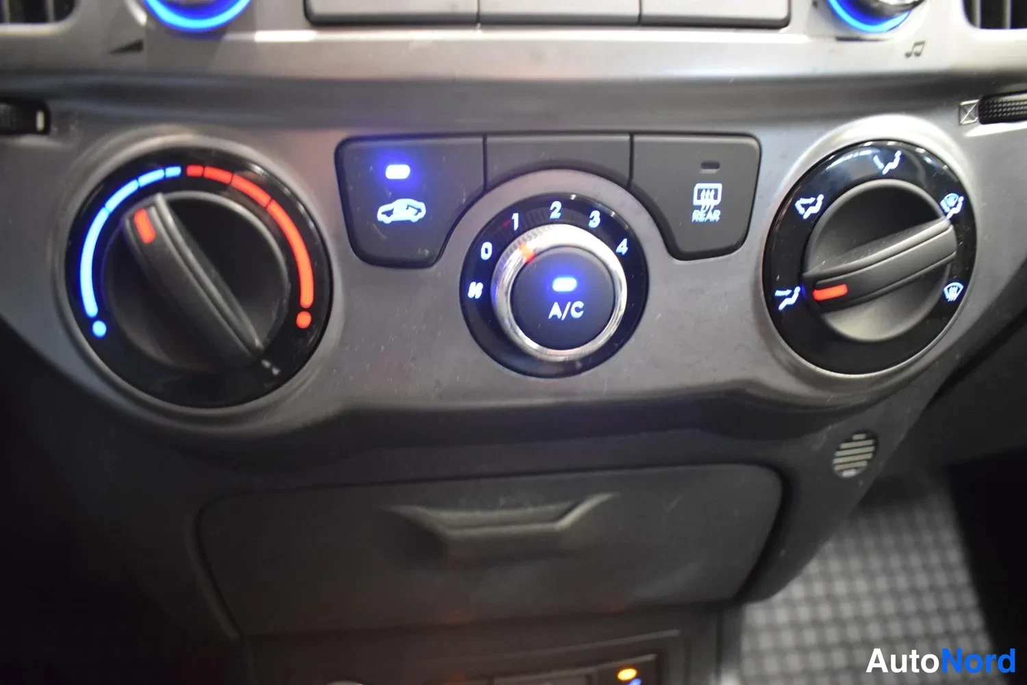 Punainen Hyundai i20 2013, yksityiskohta, kuva 14