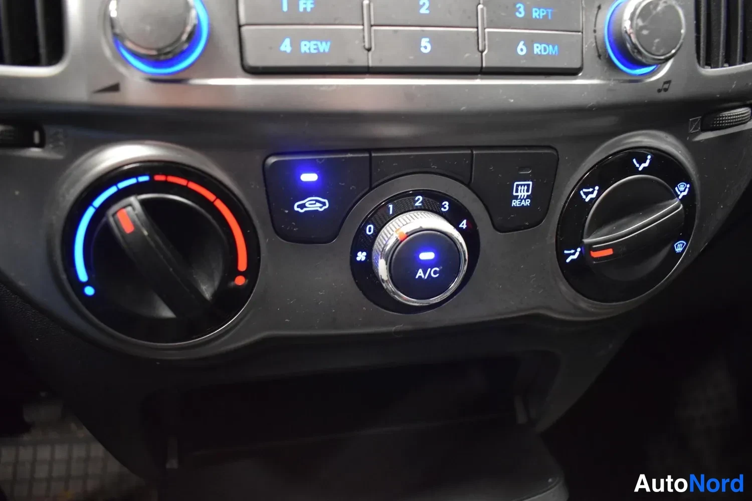 Punainen Hyundai i20 2013, kuva 3