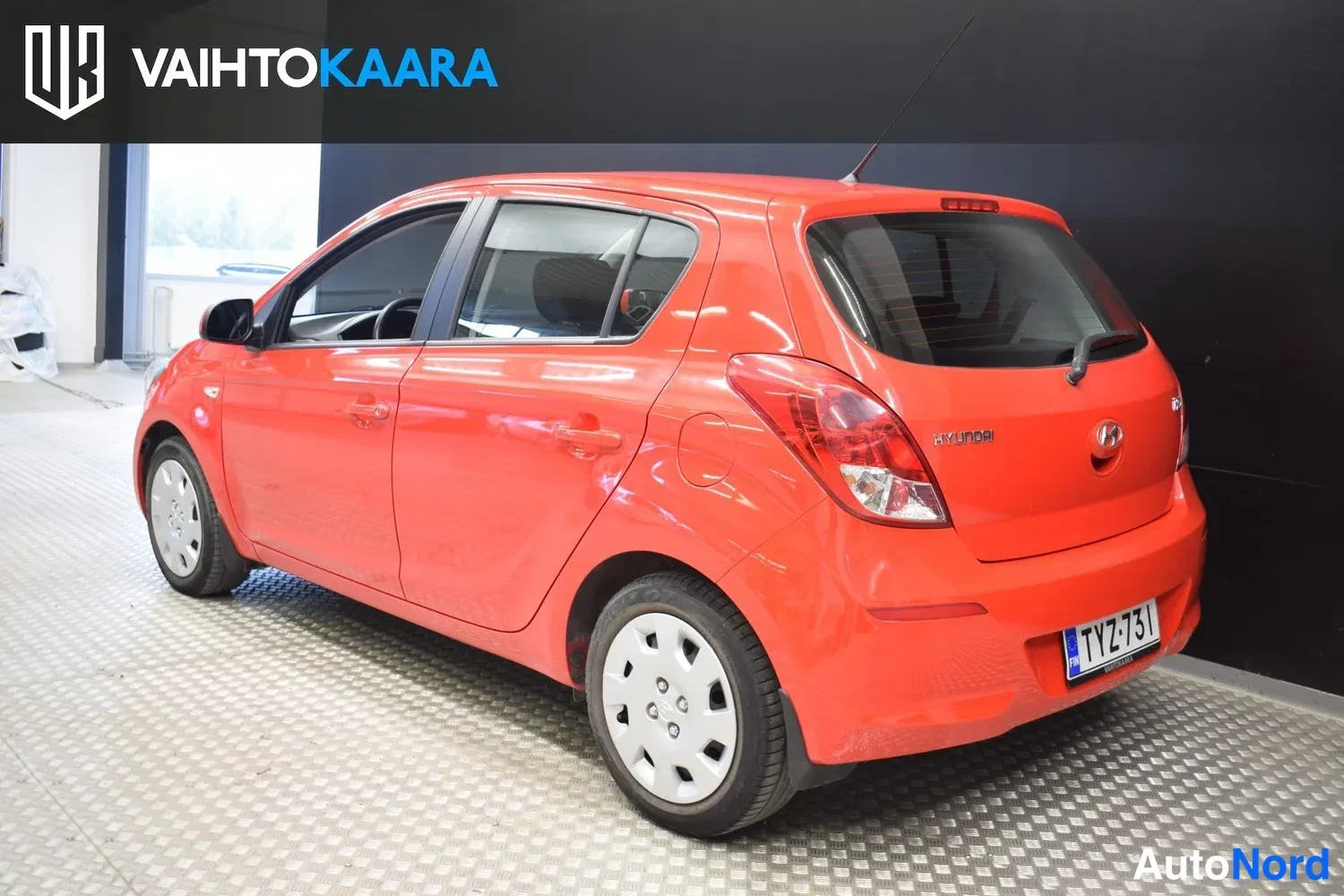 Punainen Hyundai i20 2013, takaviisto, kuva 5