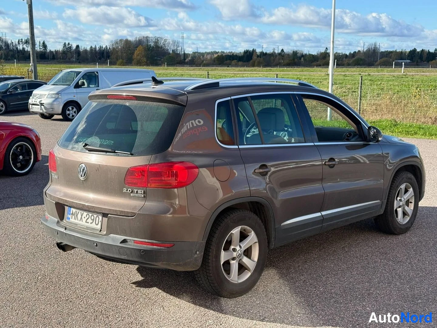 Ruskea Volkswagen Tiguan 2012, takaviisto, kuva 3