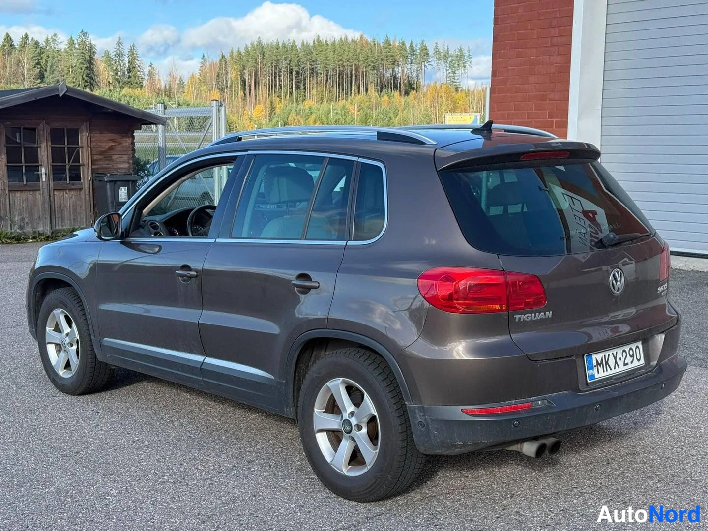 Ruskea Volkswagen Tiguan 2012, takaviisto, kuva 4