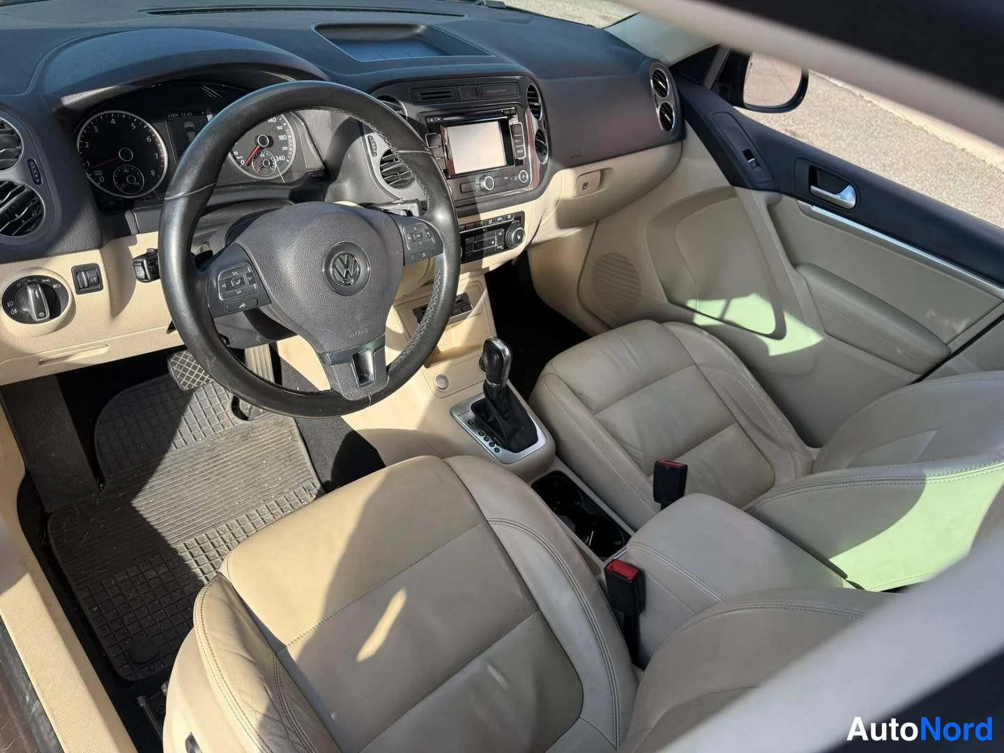 Ruskea Volkswagen Tiguan 2012, ohjaamo, kuva 5