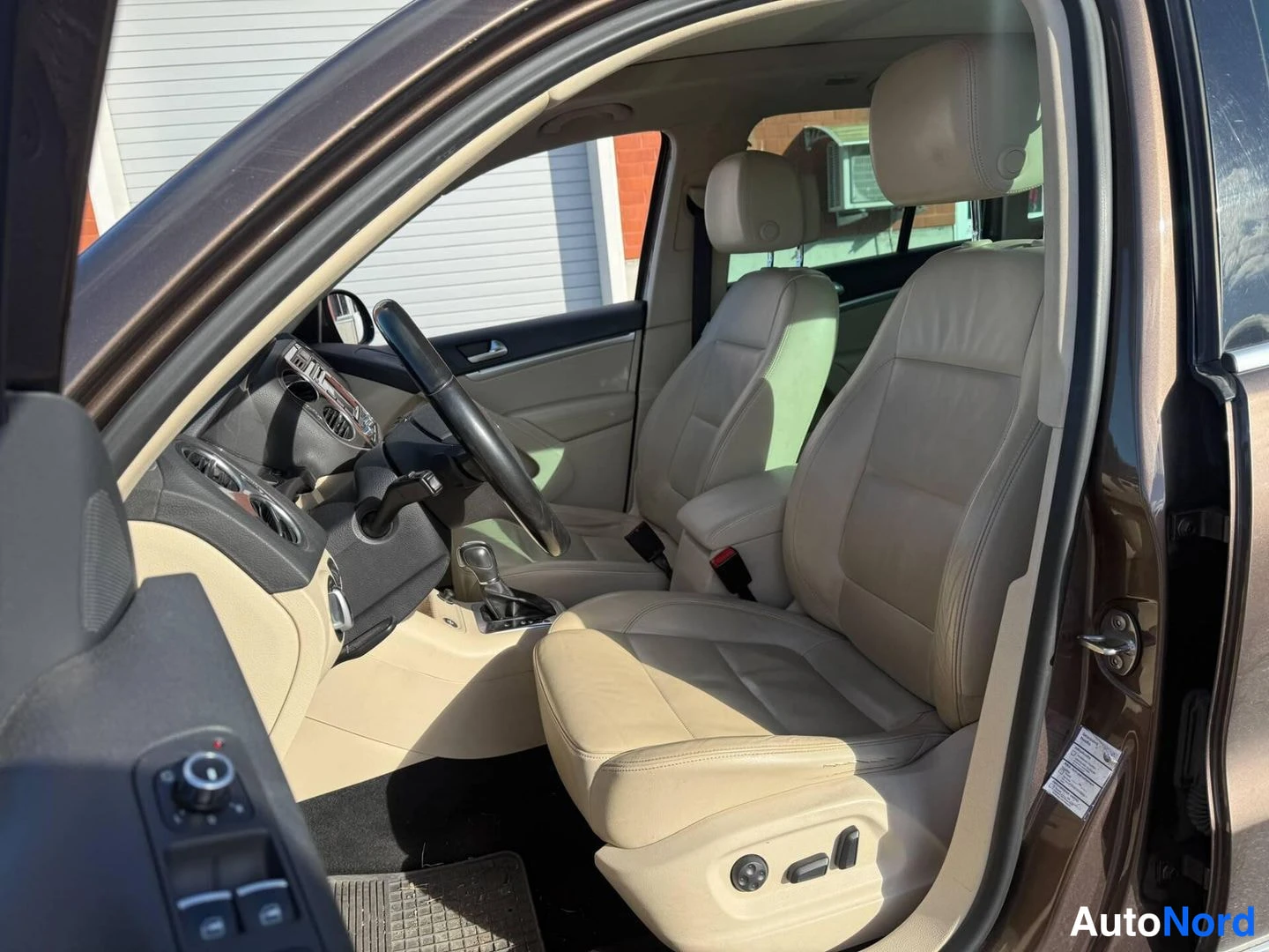 Ruskea Volkswagen Tiguan 2012, etuistuimet, kuva 7