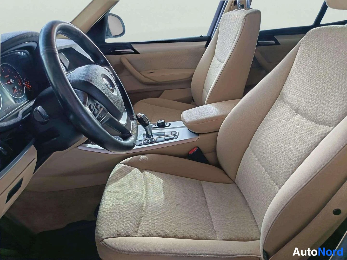 Valkoinen BMW X3 2016, etuistuimet, kuva 11