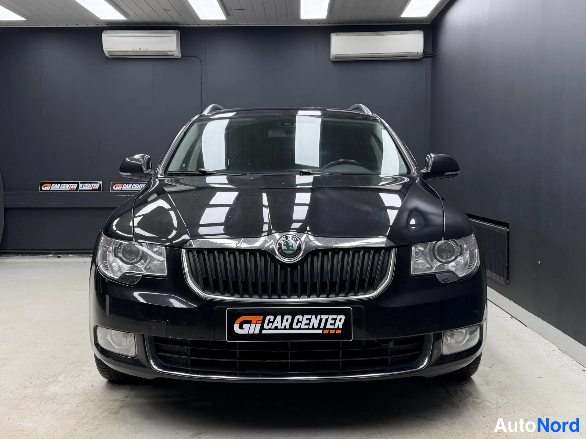 Musta Skoda Superb 2011, edestä, kuva 3