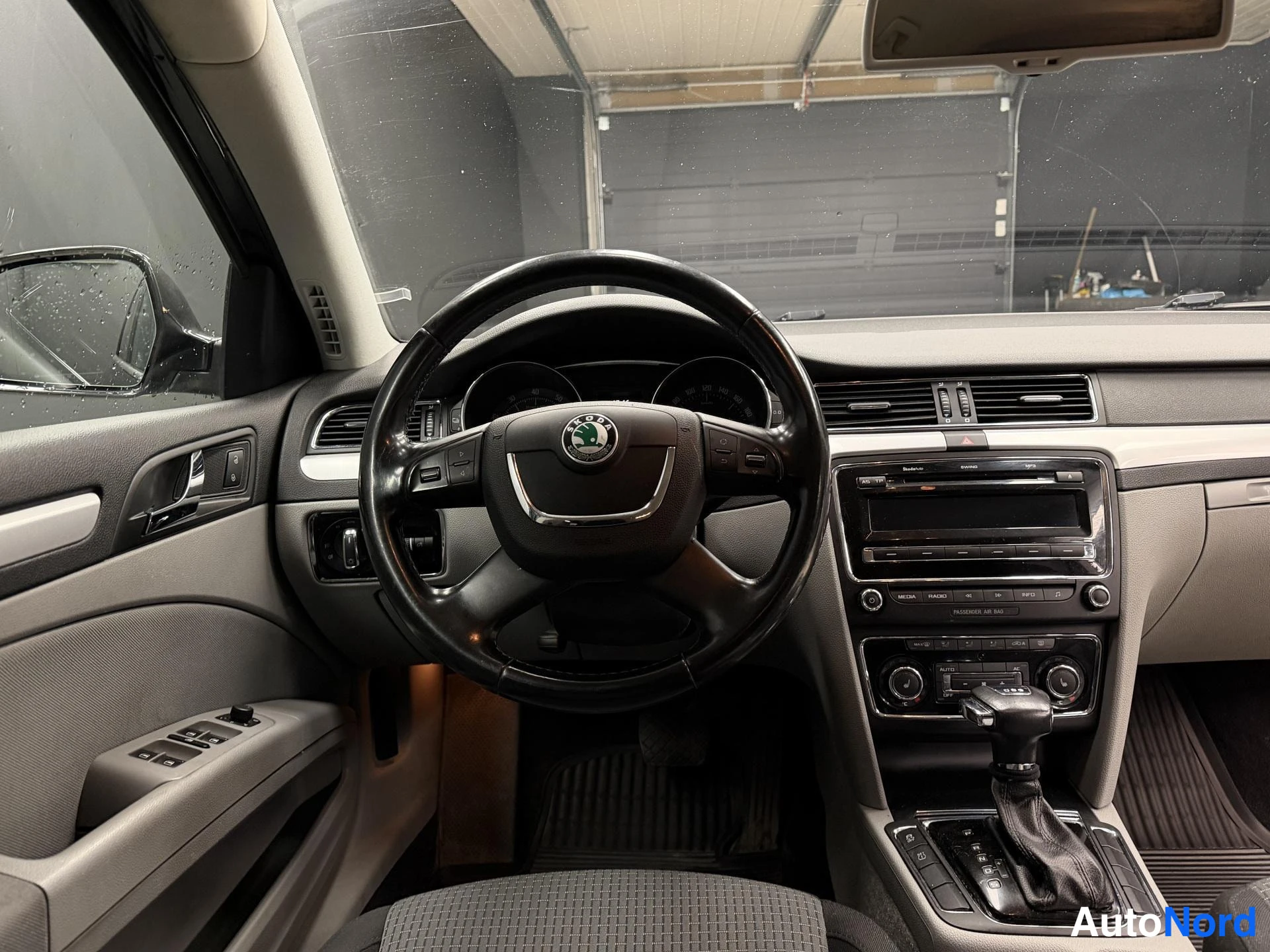 Musta Skoda Superb 2011, kuva 15