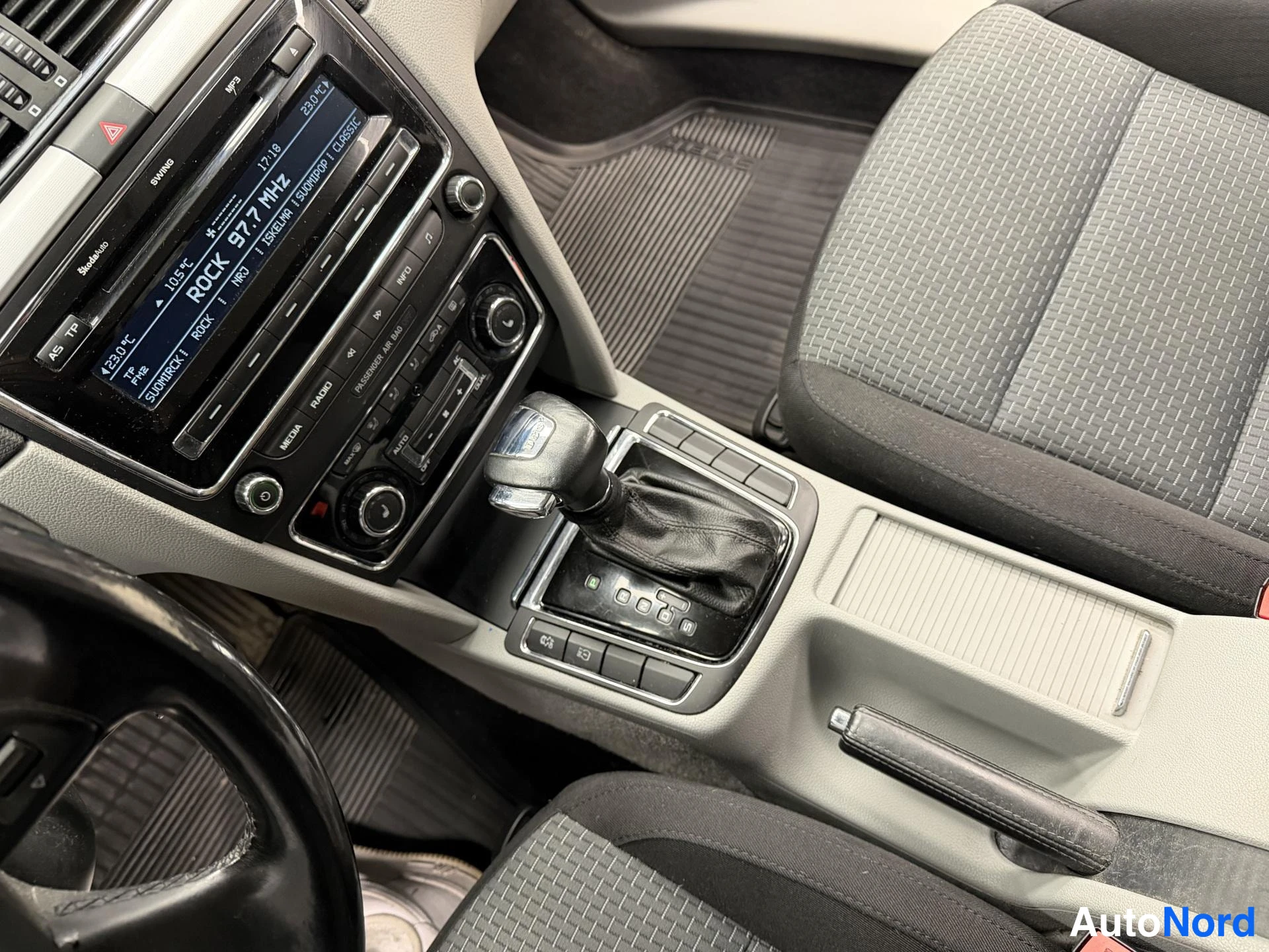 Musta Skoda Superb 2011, kuva 17