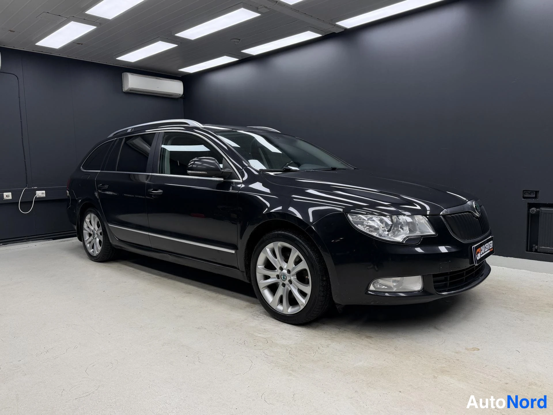 Musta Skoda Superb 2011, etuviisto, keula oikealle, kuva 2