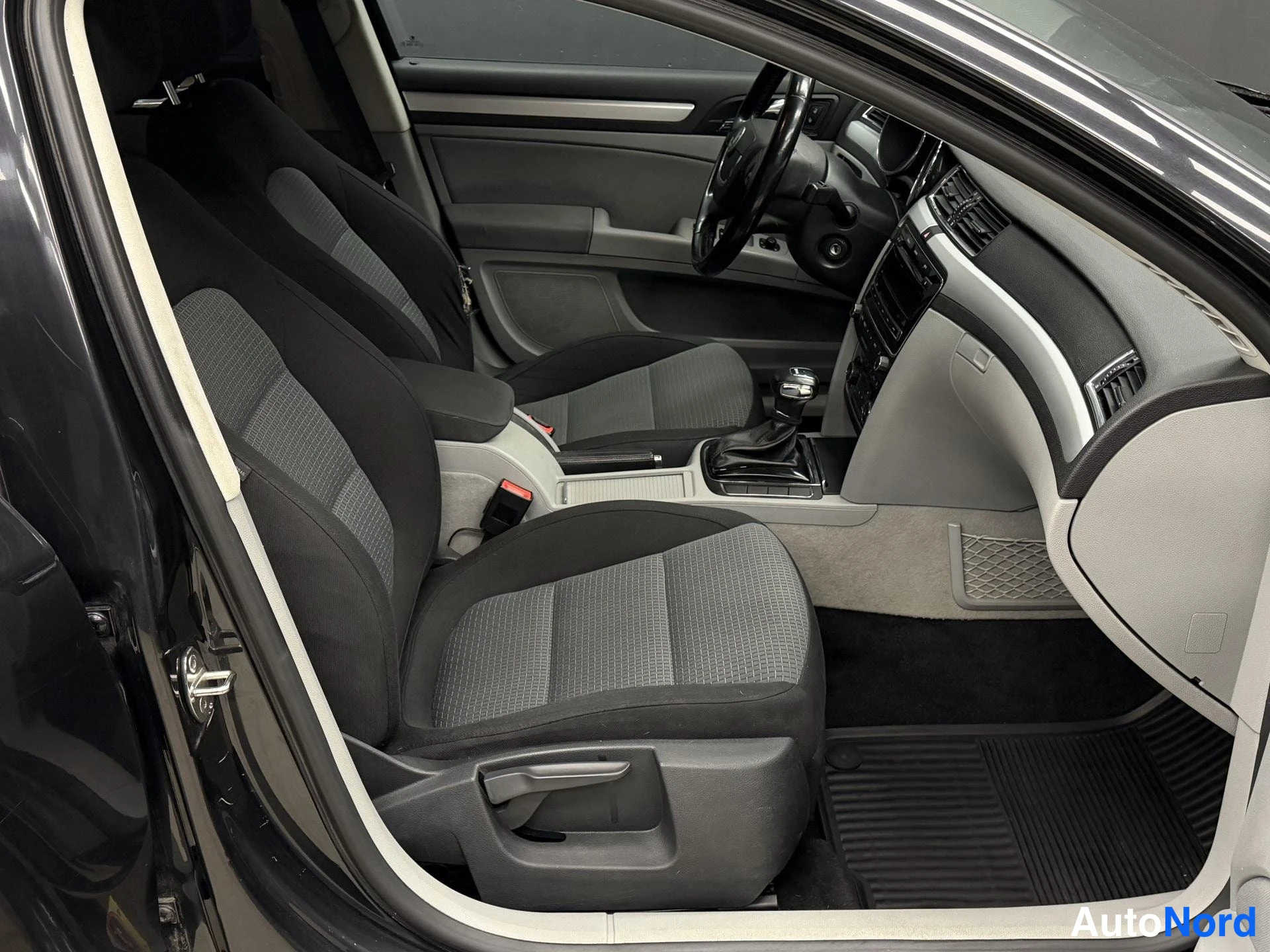 Musta Skoda Superb 2011, kuva 8